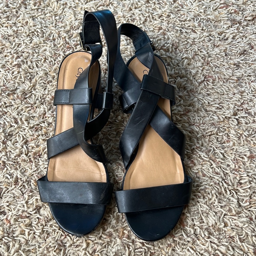 Low heeled sandals
